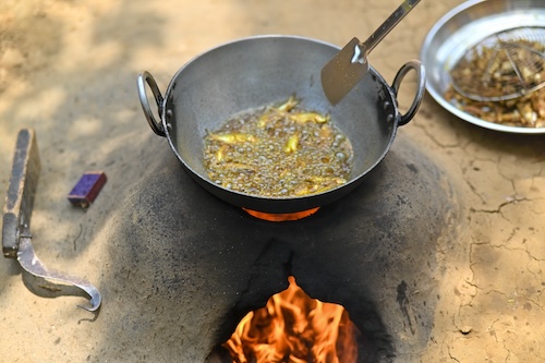 Common cooking method of mola for household consumption