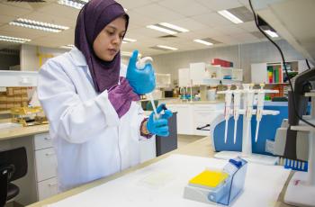 Laboratory supervisor Mahirah Mahmuddin pipettes solution into a 96-well plate in WorldFish HQ, Malaysia. Photo by WorldFish.