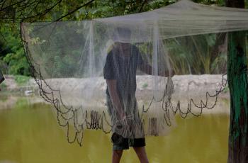 A farmer dries his net. Aceh, Indonesia. Photo by Mike Lusmore/Duckrabbit, WorldFish.