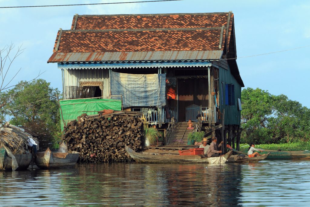 Climate change adaptation: Houses are built on stilts while floodwater and flooded forests provide a range of ecosystem services, such as fish and fuel wood, Muk Wat village, Cambodia. Photo by Sanjiv de Silva/IWMI.
