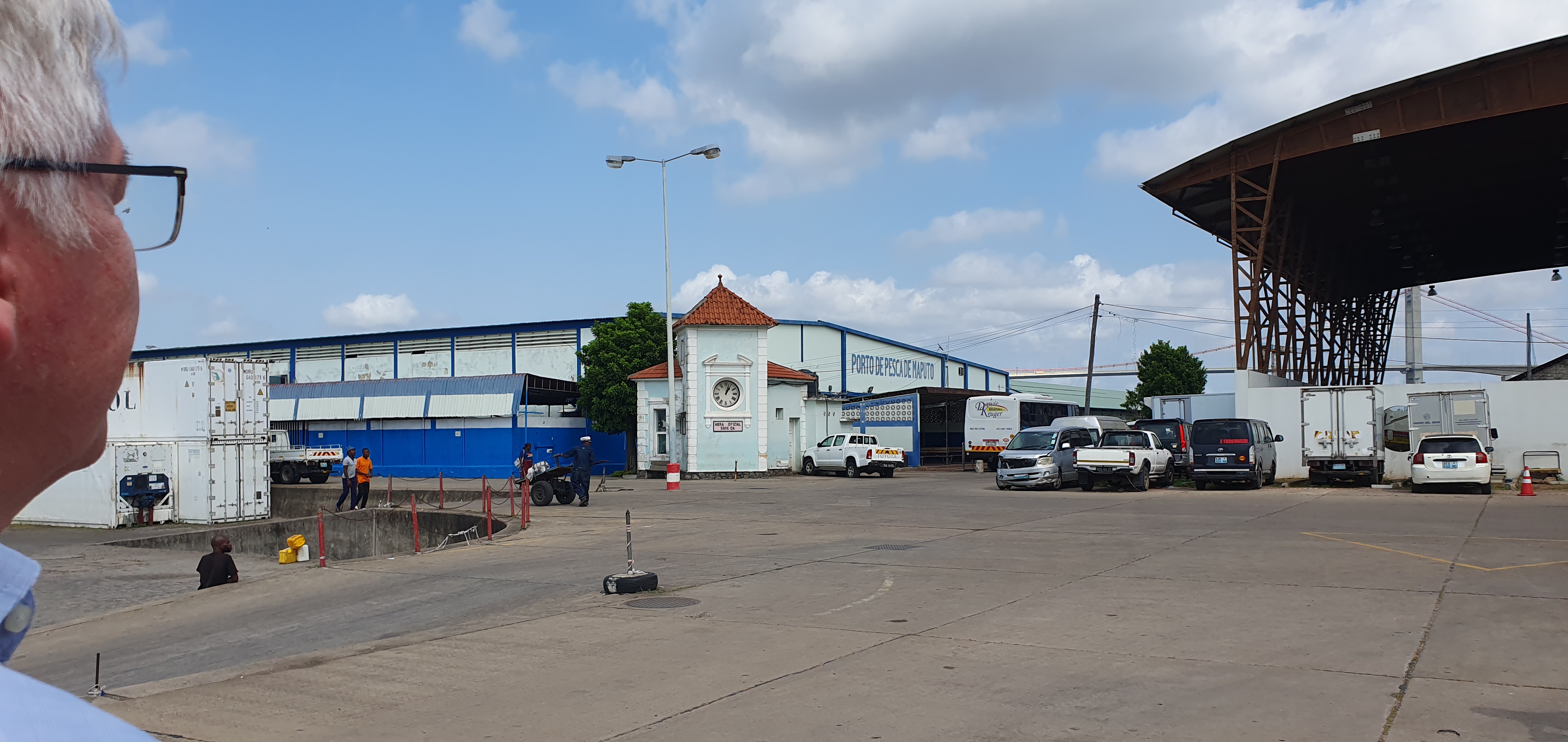 An industrial hall with six large cooling rooms at the Porto de Pesca. The cooling requirement results in enormous monthly electricity costs of up to USD 17,700.
