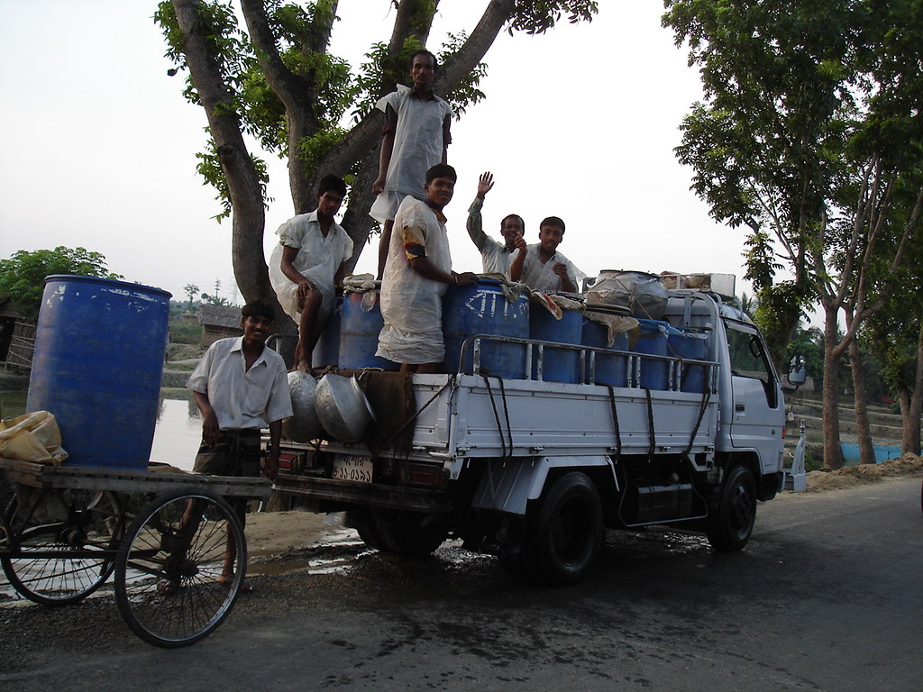 Fry transportation at Jessore fingerling market in Bangladesh. Photo by WorldFish.