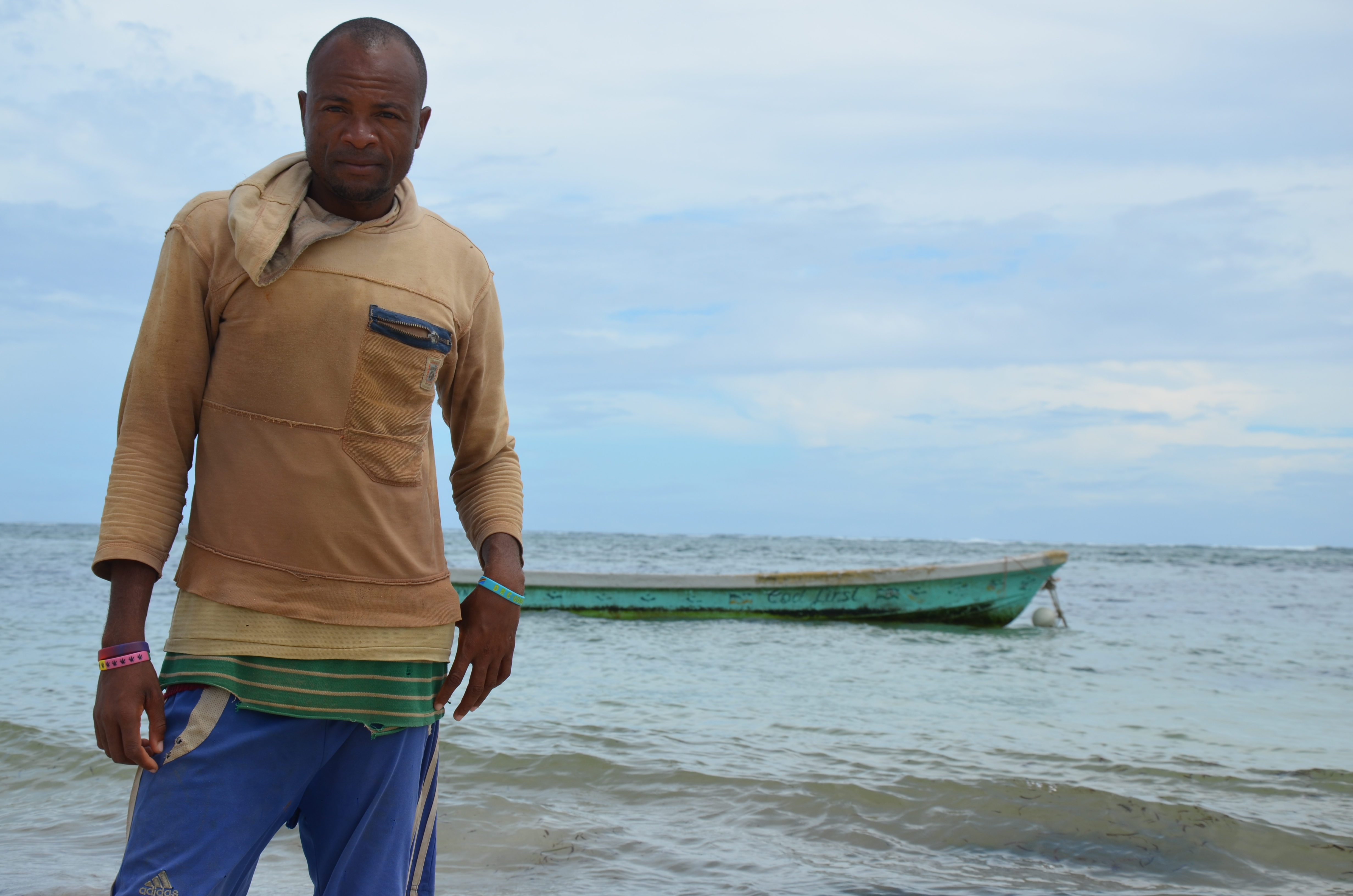 Among the Kanamai fishermen, 30 year-old coxswain Salim Nathaniel Baracka operates with two colleagues a 6-7 meters long motorised boat named Eden. 