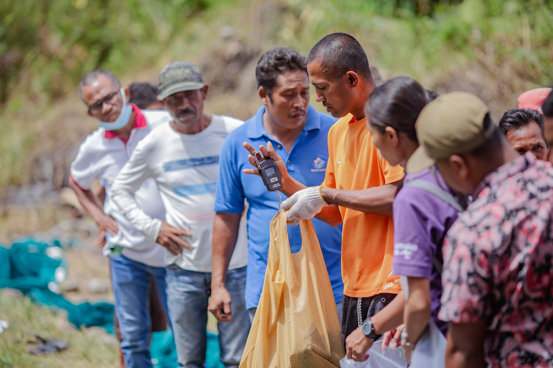 Bagging up harvested tilapia at the Fish Harvesting Ceremony and Farmer Field Day on 12 August 2022 in Leohitu, Bobonaro, Timor-Leste. Photo by Shandy Santos.