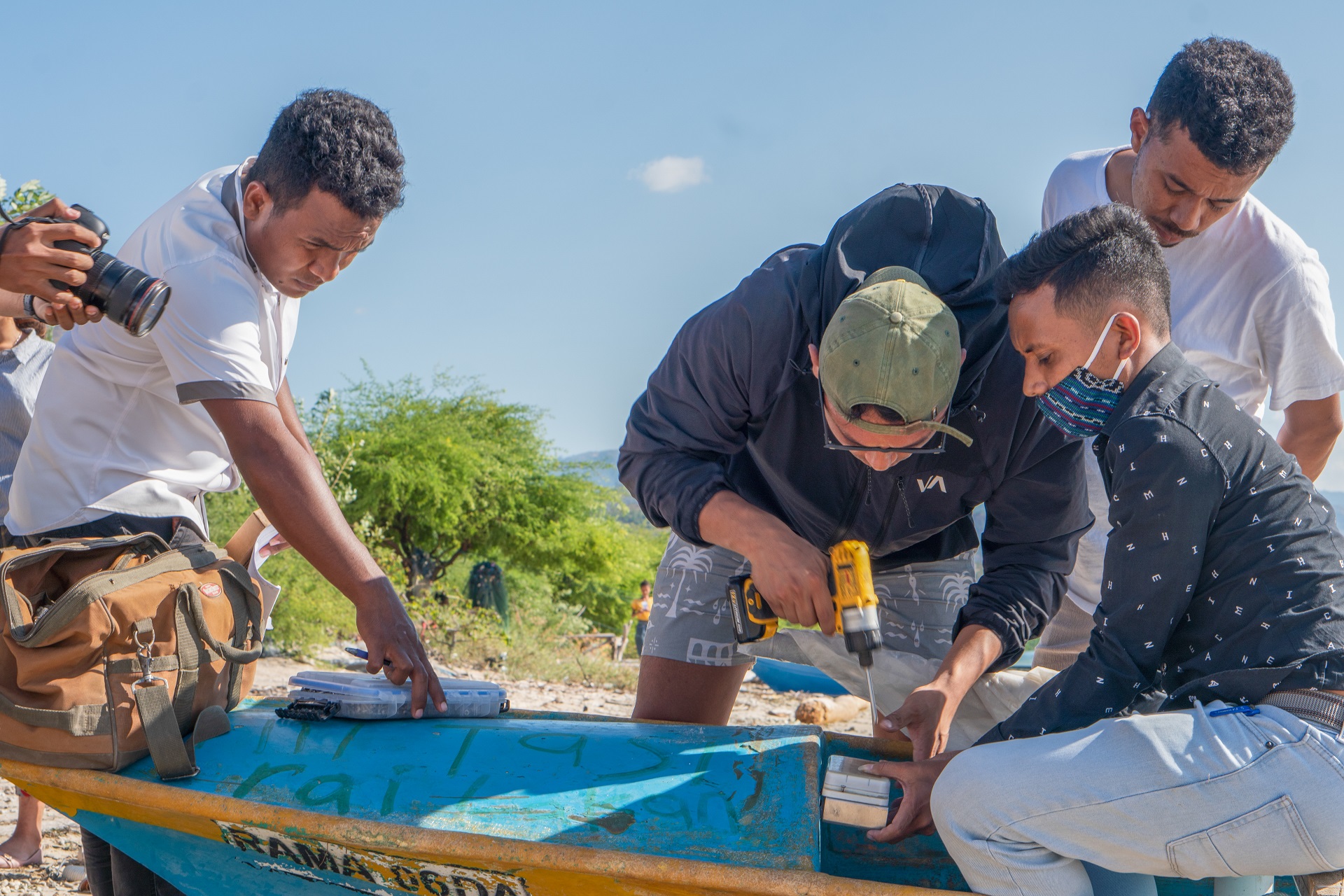 Joctan Lopes teaching young graduates how to install the Pelagic Data Systems (PDS) trackers onto small-scale fisher boats in Timor-Leste. Photo supplied by Joctan Lopes. 