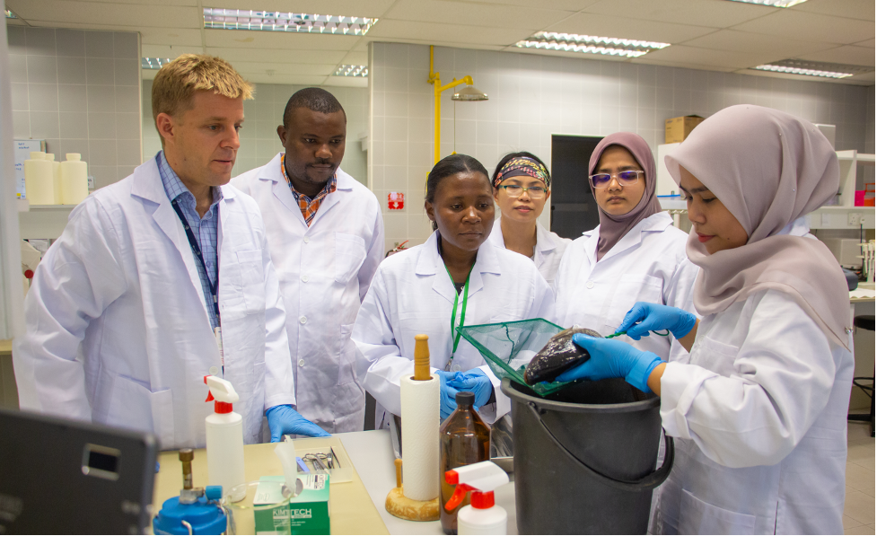 Hands-on training on fish sampling and necropsy for bacterial isolation. Photo: Sam Shng Shng/WorldFish 