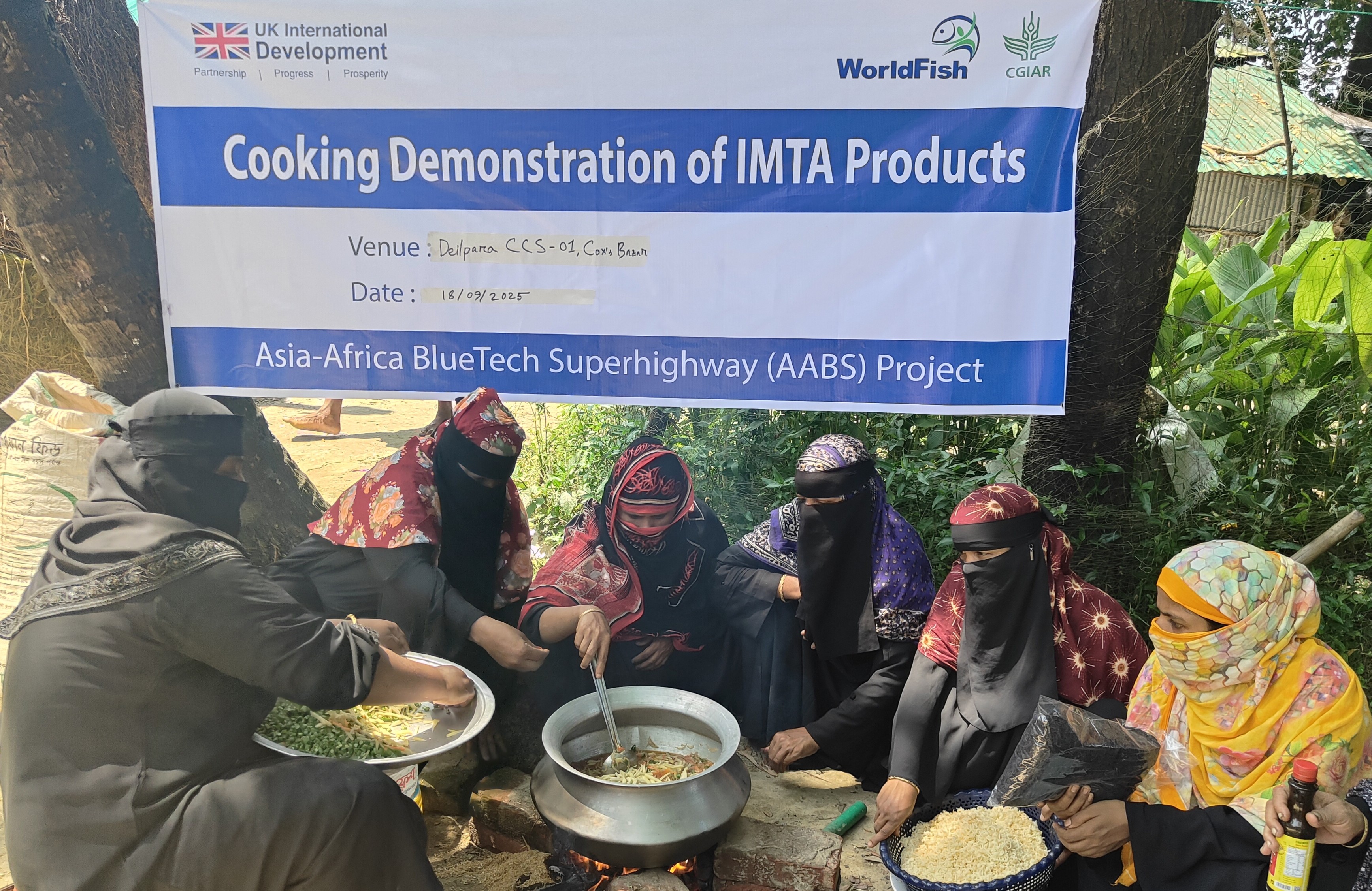 Women take part in a cooking demonstration in Cox’s Bazar, where they learn how to prepare seaweed and green mussels for everyday meals. Photo: Ilias Ebne Kabir/WorldFish.