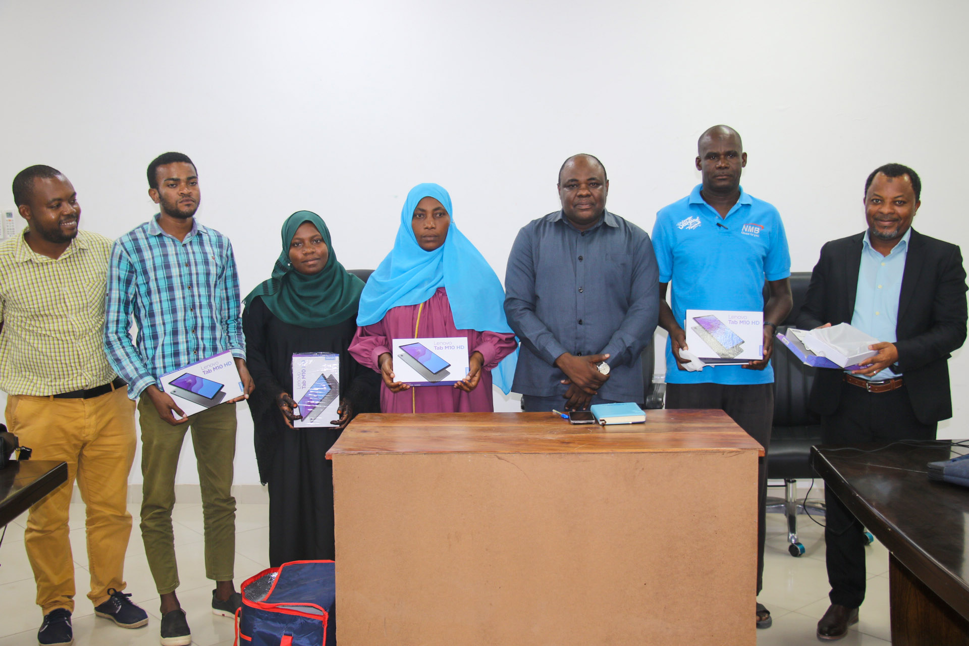 Government enumerators receive tablets equipped with the Kobo Toolbox application for fisheries data collection at landing sites. Photo: © Huzaima/ZAFIRI 