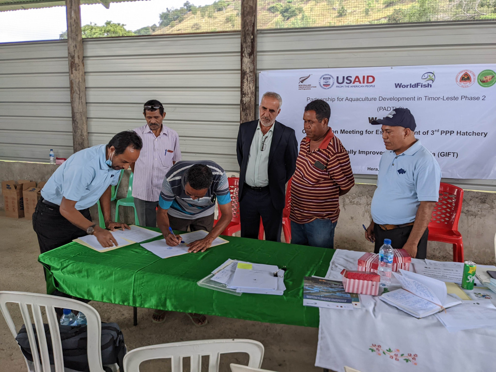 The signing of the memorandum of understanding between Keshavarz Great Timor business and WorldFish on 8 July 2022 to establish a third PPP tilapia hatchery in Hera. Photo by Kate Bevitt.