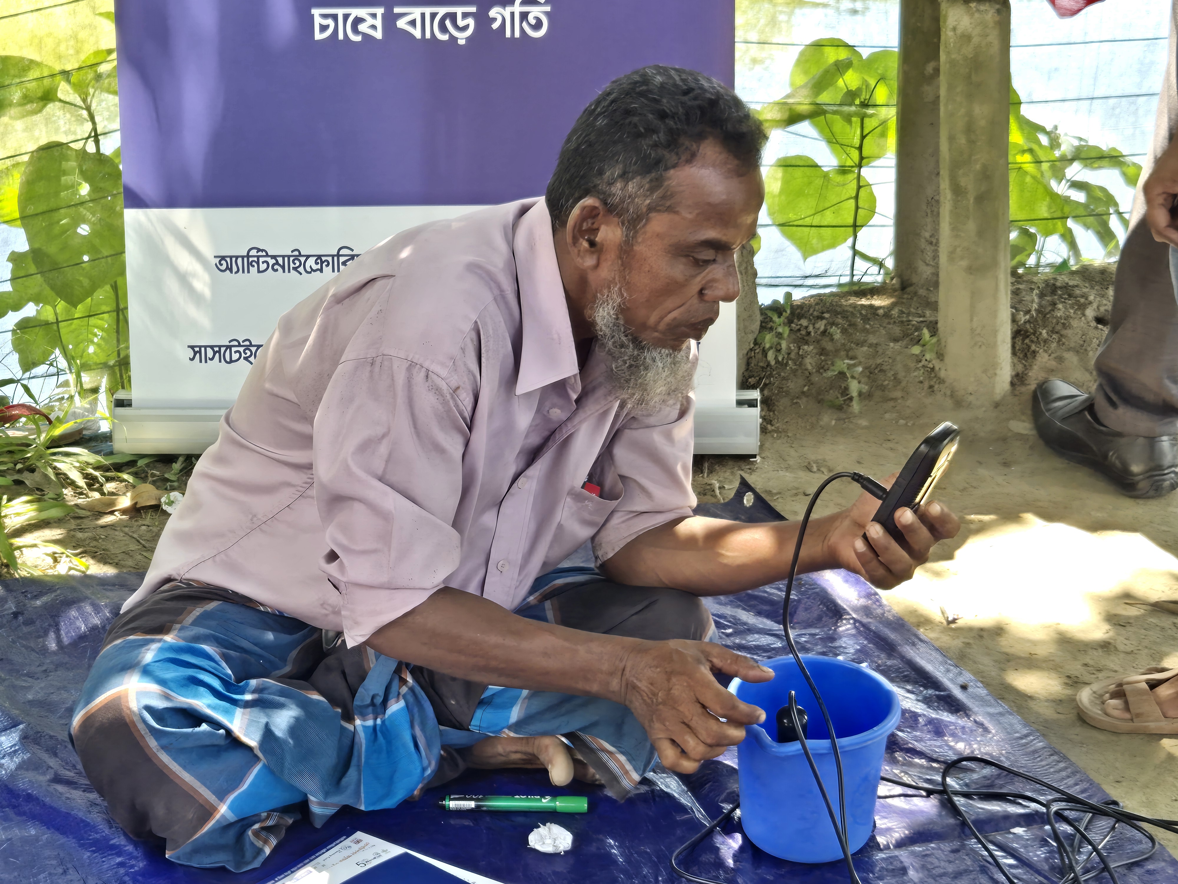 Farmer testing oxygen in water using dissolved oxygen meter after the practical demonstration. Photo: Sabrina Hossain/WorldFish