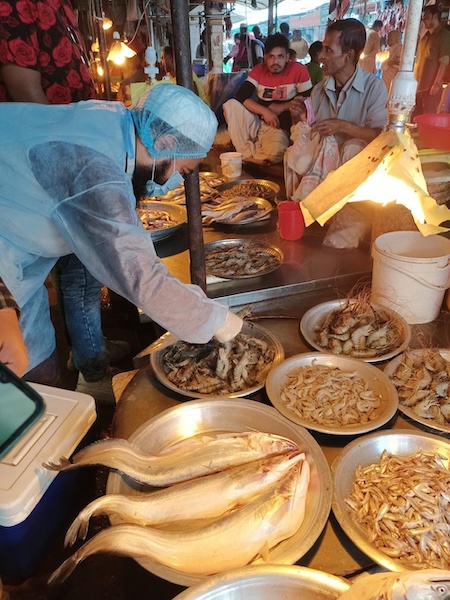 Hands-on training on fish and shrimp sample collection from wet market for necropsy and AMR testing. Photo: Sabrina Hossain/WorldFish