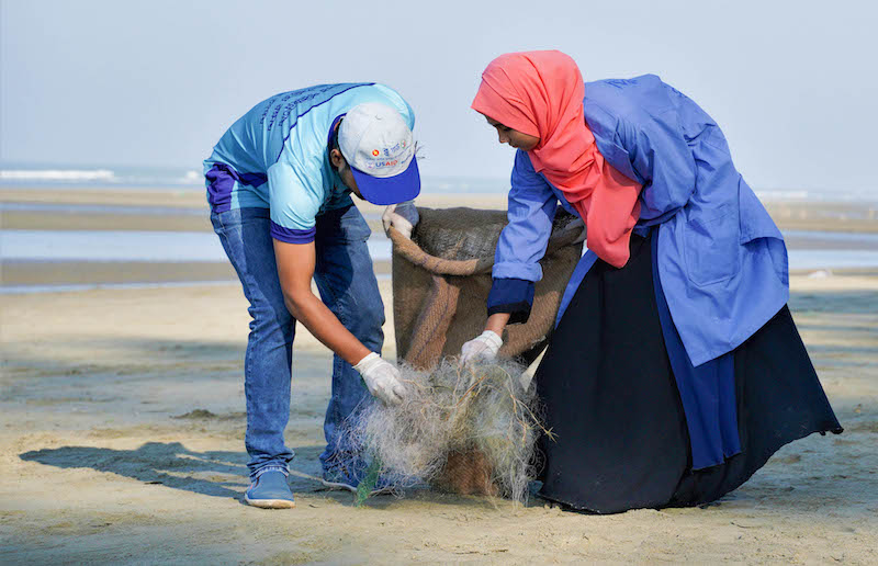 The Blue Guards is a youth-led beach cleanup effort focused on conserving marine biodiversity under the USAID-funded ECOFISH II project. Photo: Asad/WorldFish 