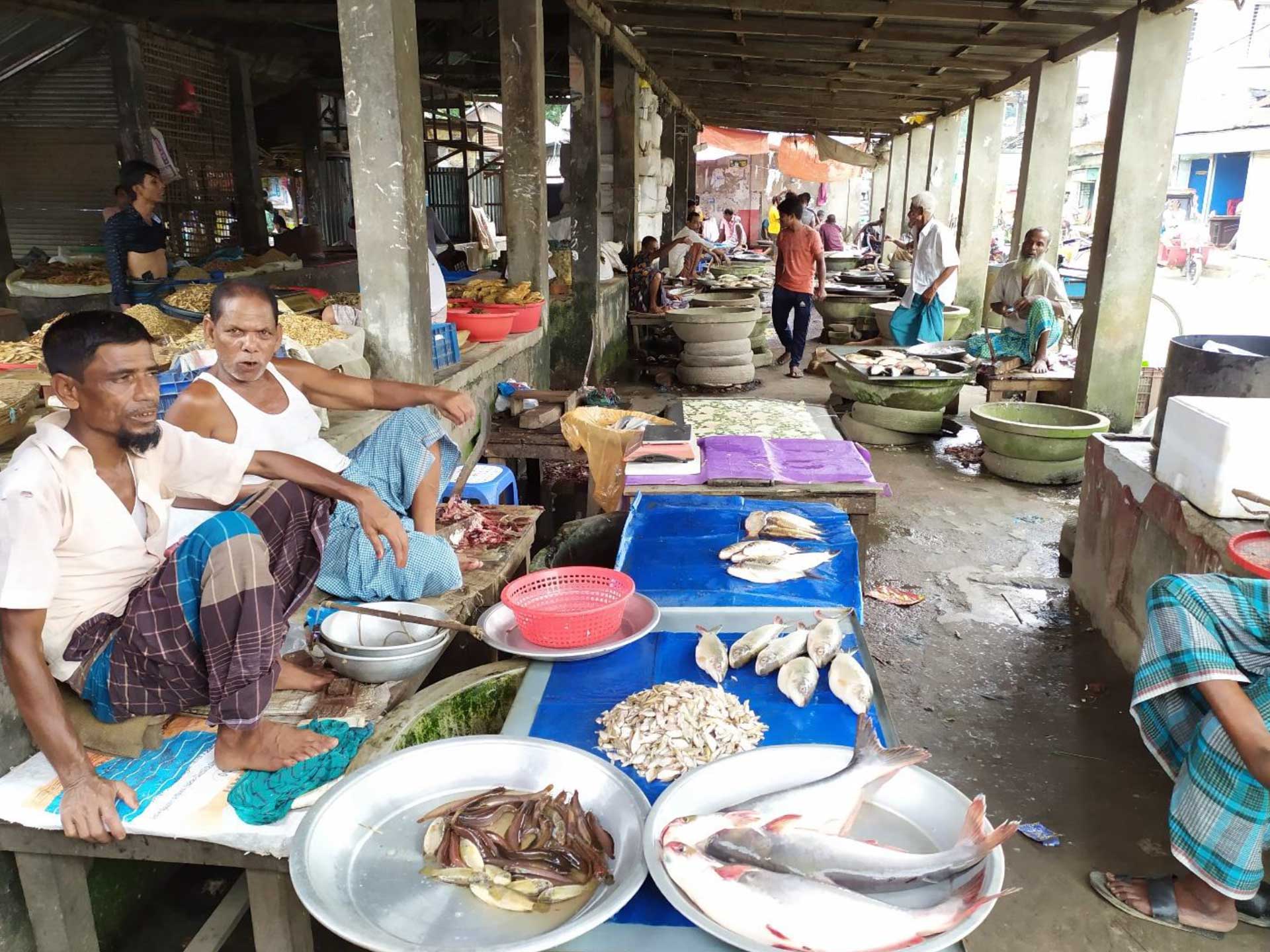 Small quantities of fish on sale, few customers present, and little PPE being worn at retail market in Muktagacha town, Mymensingh (August 8, 2020) - Photo: M. Mahfujul Haque. 