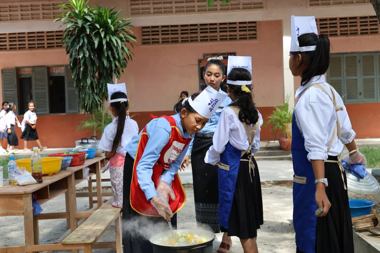 Students prepare a school meal incorporating locally produced fish, part of efforts to integrate aquatic foods into Cambodia’s school feeding system. Photo:Sean Vichet/WorldFish.