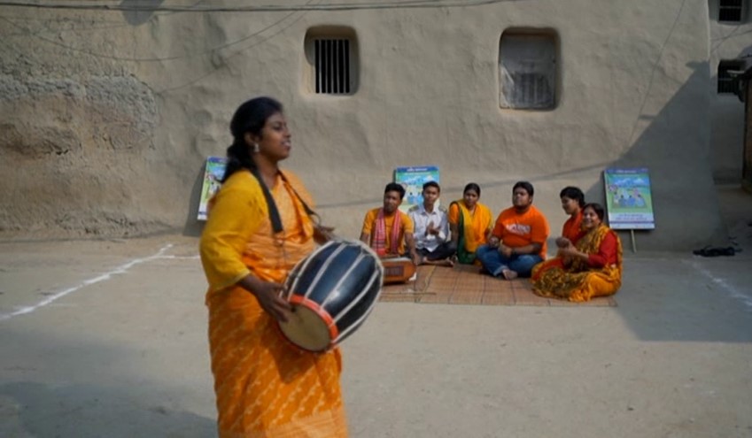 : WorldFish managed to reach more than 30,000 men and women across 72 villages through seventy-two forum theater shows in the span of six months. Photo by S.M. Faridul Haque