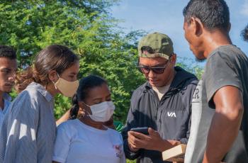 Joctan Lopes (second right) demonstrating a fisheries mobile application to youth data collectors hired by the Ministry of Agriculture and Fisheries of Timor-Leste. Photo supplied by Joctan Lopes