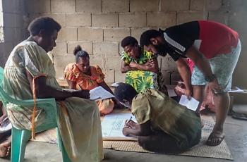 Peskarus Women’s Group with Fisheries Officer helping out, Peskarus, Vanuatu     (Credit: Department of Fisheries, Vanuatu)