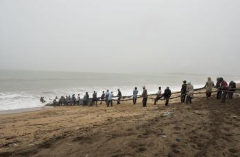Fisherman pulling in fishing net from the beach at Anlo Beach village, Ghan. Photo by Anna Fawcus, WorldFish.