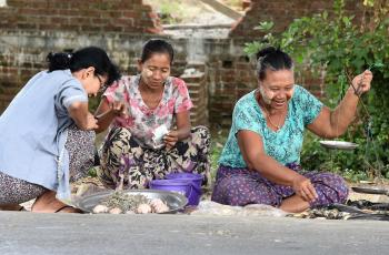 Buying fish from roadside sellers, Pantanaw, Ayeyarwady Delta, Myanmar. Photo by Mike Akester.
