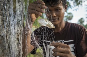 Cleaning fish nets to install them back into the lake. Boeing Kampen CFR. Pursat. Photo by Fani Llauradó, WorldFish.h