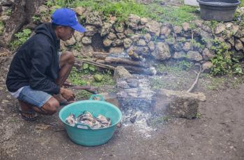 Making grilled fish in Timor-Leste. Photo by Shandy Santos.