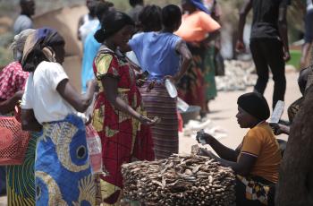 Trade at Luangwa harbor. Photo by Agness Chileya.