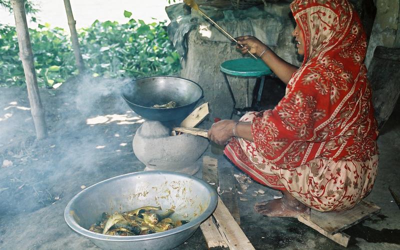 Cooking a traditional fish dinner in Bangladesh. Photo by CBFM-Fem Com Bangladesh. 