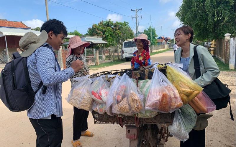 Enumerators interviewing a mobile vendor who travels from Vietnam to Cambodia every day to sell vegetables in Svay Rieng province, Cambodia. Photo by Shreya Chitnavis, WorldFish.  