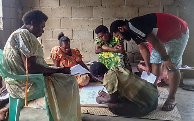 Peskarus Women’s Group with Fisheries Officer helping out, Peskarus, Vanuatu     (Credit: Department of Fisheries, Vanuatu)