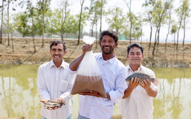 Trained farmers from the EU-funded Artemia4Bangladesh project showcasing Artemia, tilapia and shrimp produced using climate-smart aquaculture technologies. Photo: Shahriar/WorldFish 