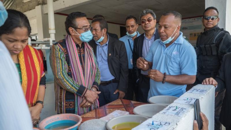 During the visit on 18 November 2020, the president spoke with staff about the hatchery’s objectives and operations and took a tour of the fish breeding, incubation, and nursing facilities. Photo by Joctan Lopes, 2020.