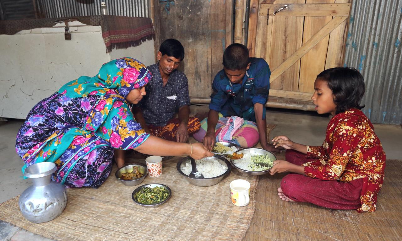 Inclusion of aquatic foods in national nutrition policies helps tackle malnutrition. Photo by M. Yousuf Tushar. 