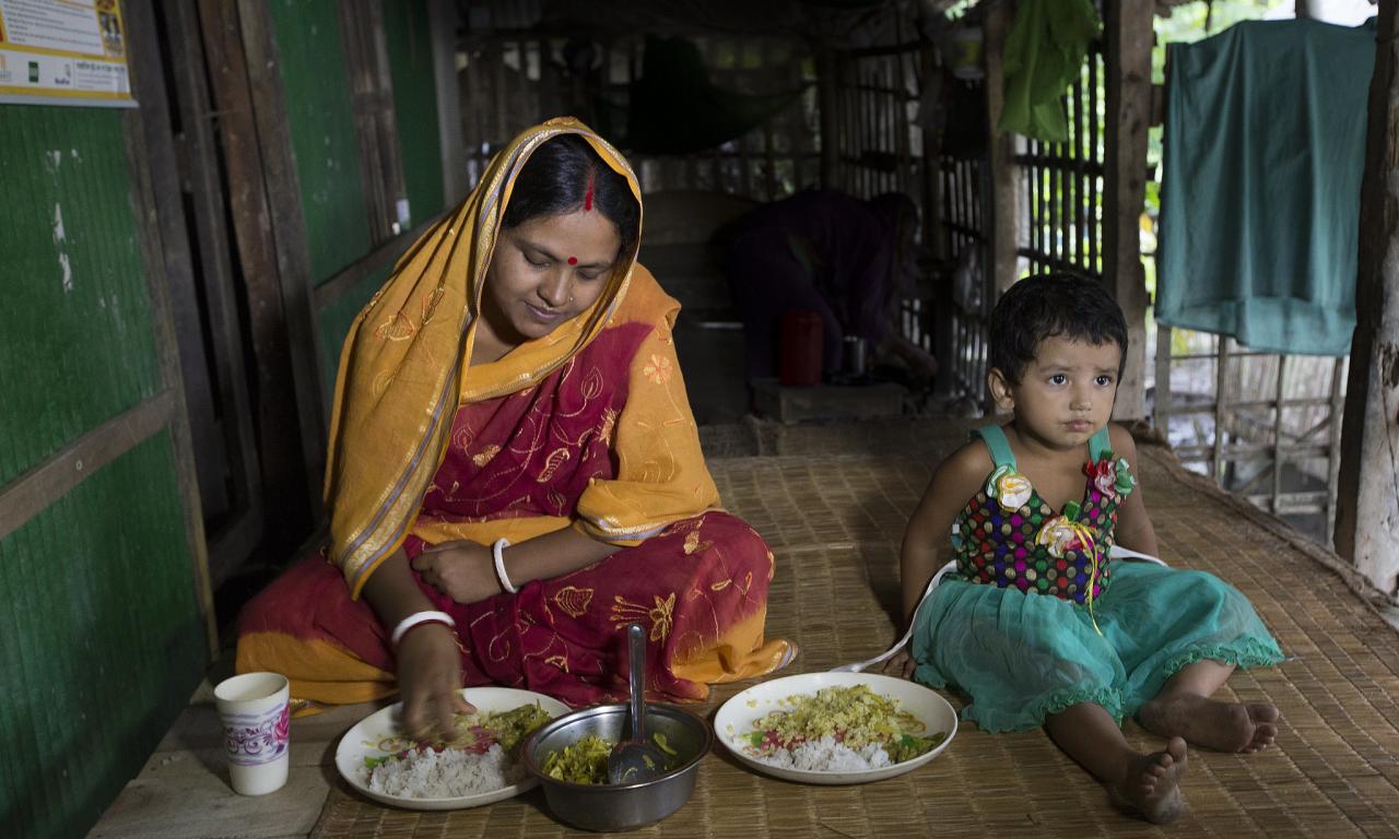 A woman and her daughter eat a healthy meal in Khulna, Bangladesh. Photo by Yousuf Tushar. 