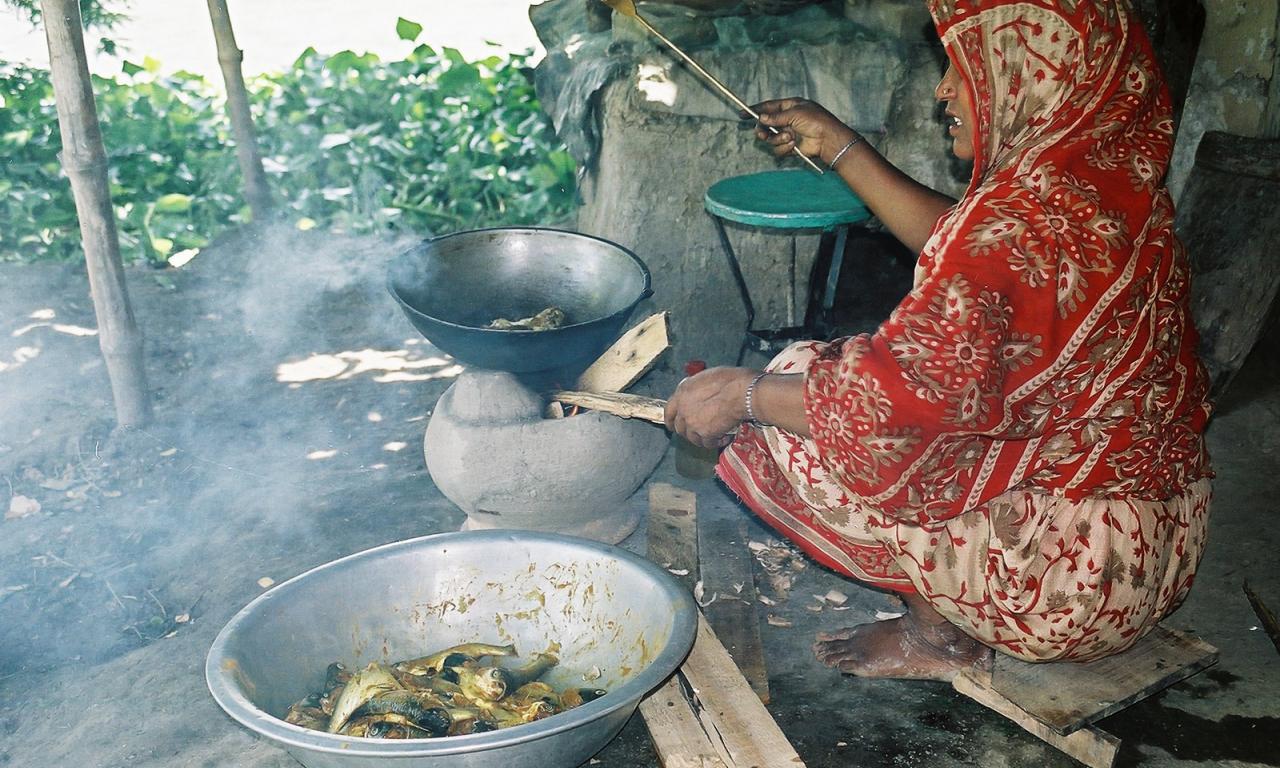 Cooking a traditional fish dinner in Bangladesh. Photo by CBFM-Fem Com Bangladesh. 
