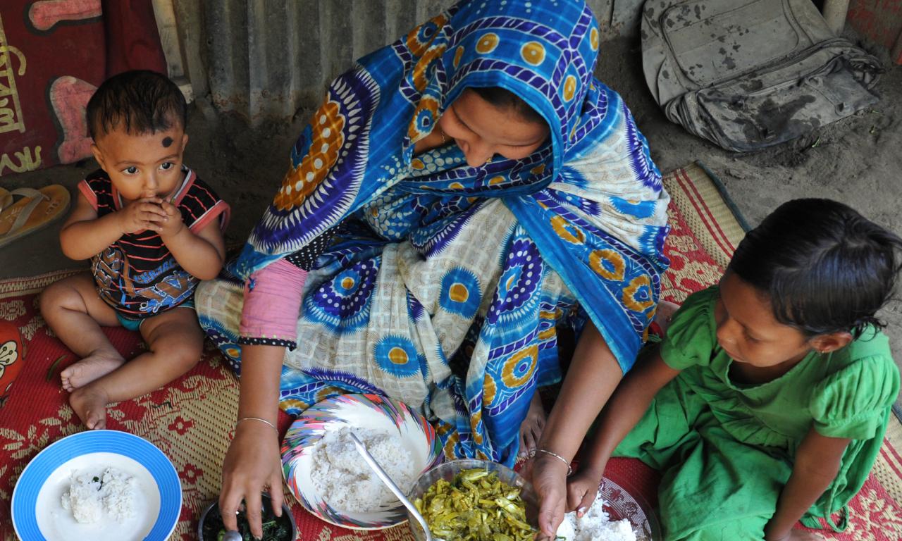 A Bangladeshi mother feeding her children nutrient-rich small fish and leafy vegetables. Photo by Finn Thilsted. 