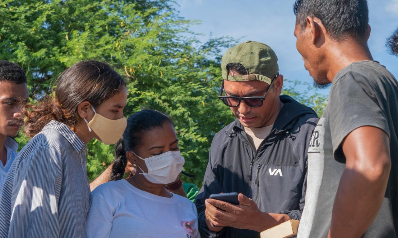 Joctan Lopes (second right) demonstrating a fisheries mobile application to youth data collectors hired by the Ministry of Agriculture and Fisheries of Timor-Leste. Photo supplied by Joctan Lopes