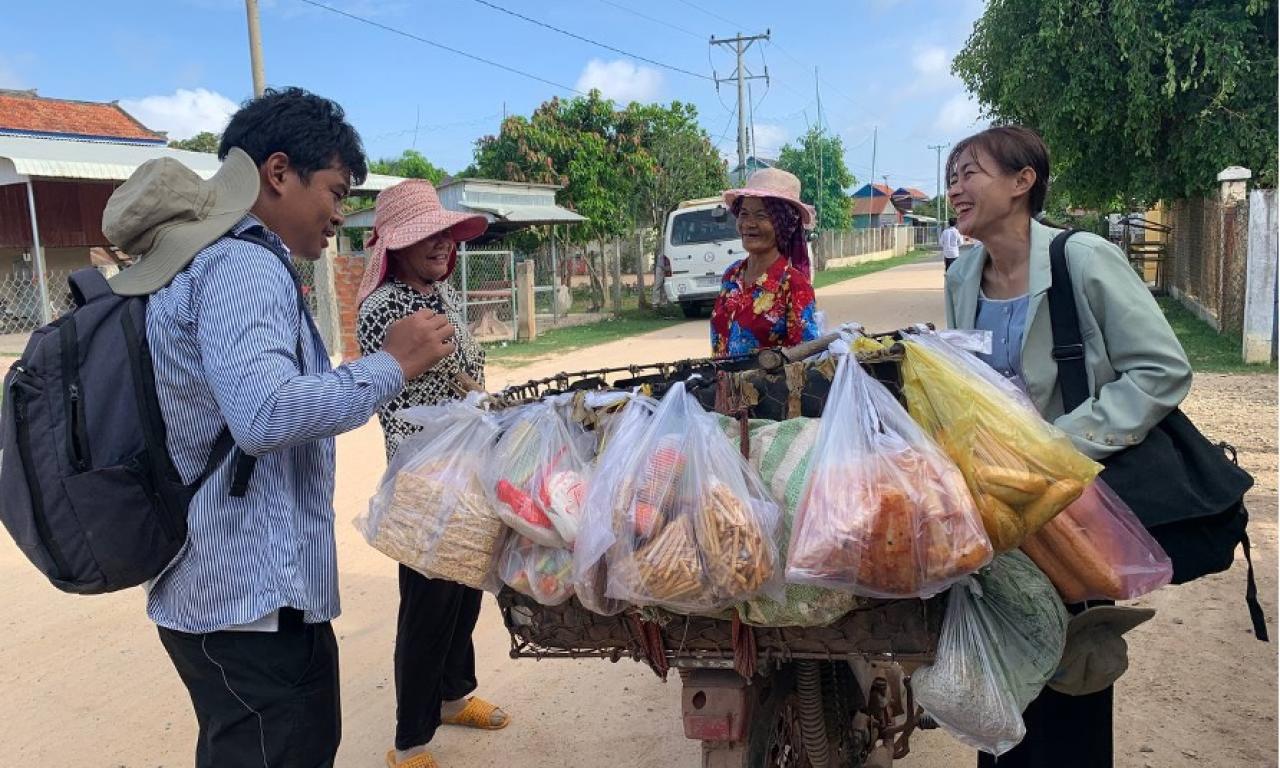 Enumerators interviewing a mobile vendor who travels from Vietnam to Cambodia every day to sell vegetables in Svay Rieng province, Cambodia. Photo by Shreya Chitnavis, WorldFish.  