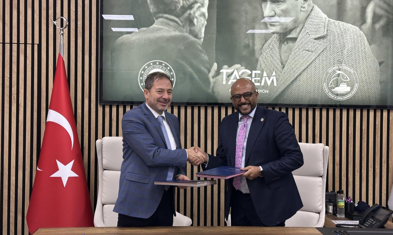 Director General of WorldFish, Dr. Essam Yassin Mohammed and Dr. Mustafa Altuğ Atalay, Director General of TAGEM signed MOU. Photo Sean Lee/WorldFish.