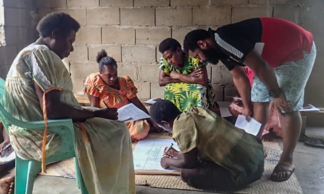 Peskarus Women’s Group with Fisheries Officer helping out, Peskarus, Vanuatu     (Credit: Department of Fisheries, Vanuatu)