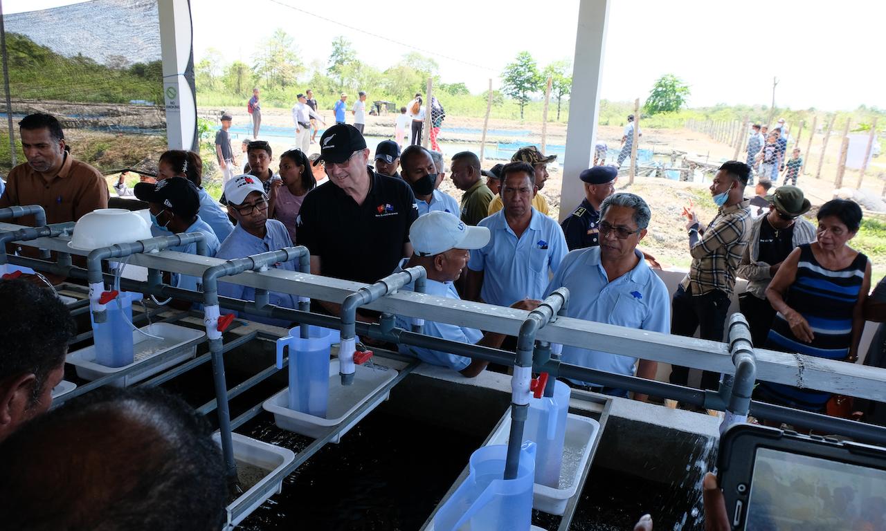 VIPs tour Colocau GIFT hatchery